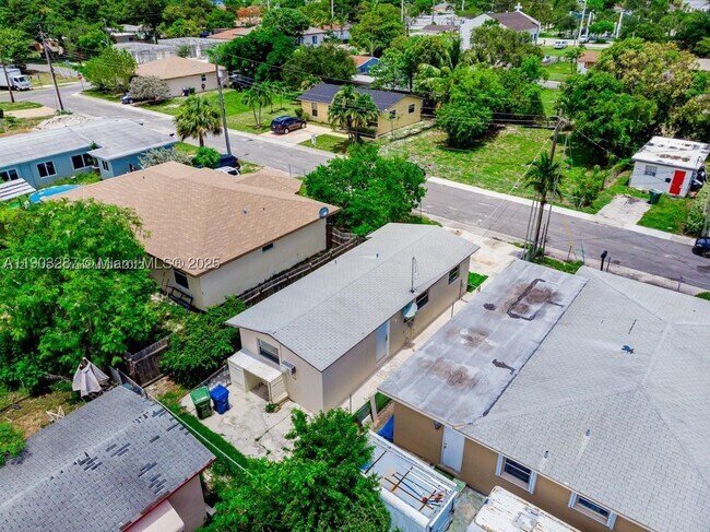 Building Photo - 805 NW 3rd Ave