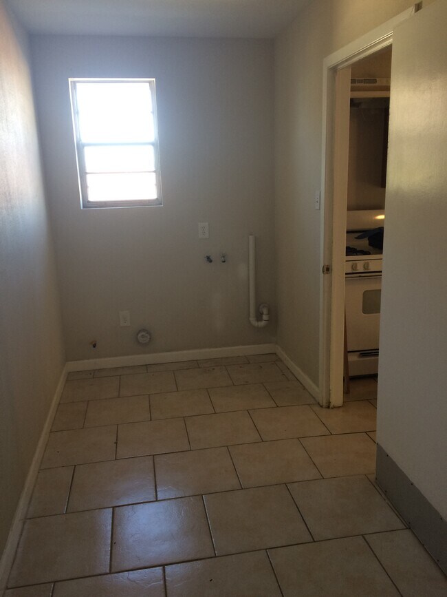 Foto del edificio - 2350 Lyndell Dr