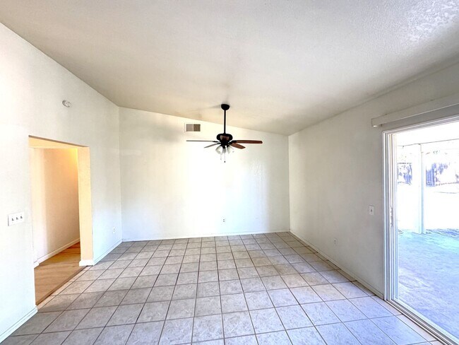 Foto del edificio - Charming 3-Bed, 2-Bath Home for Rent in San Bernardino, Close to CSUSB, Small Pets Welcome