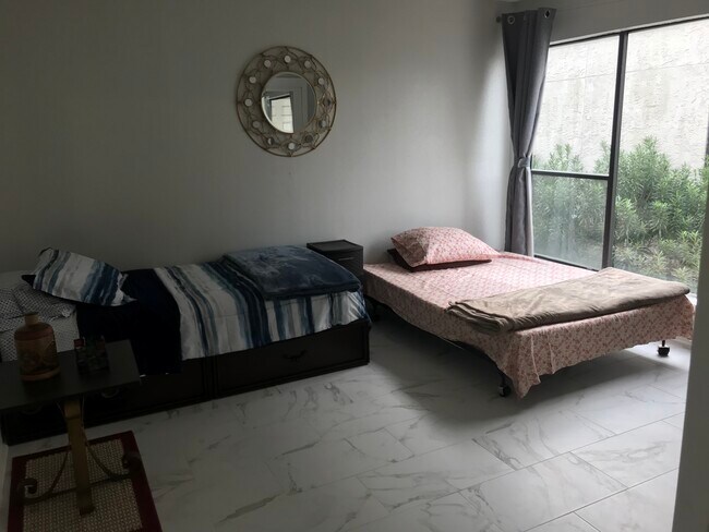Foto del edificio - 2816 S Bartell Dr