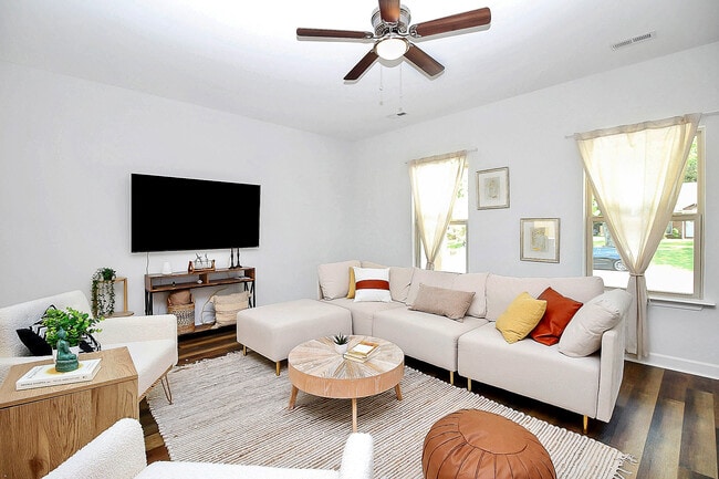Foto del edificio - Room in House on Hunters Crossing Ln