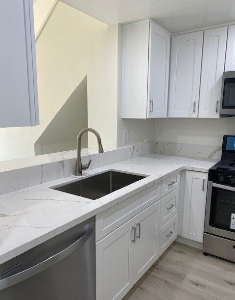 Foto del edificio - "Charming 1-Bedroom Gem with Hardwood Eleg...