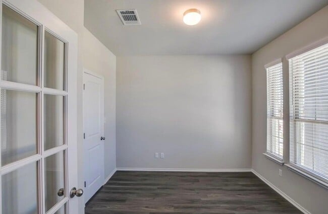 Foto del edificio - 129 Goldfinch Dr