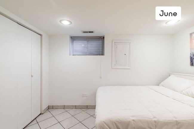 Building Photo - ROOM ONLY in 4-bed/2.0-bath Home