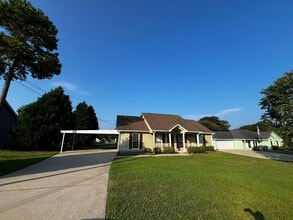 Building Photo - 822 Lee Rd 213