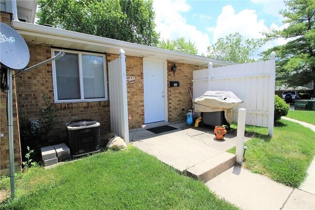 Entry - 1299 Hilltop Cir