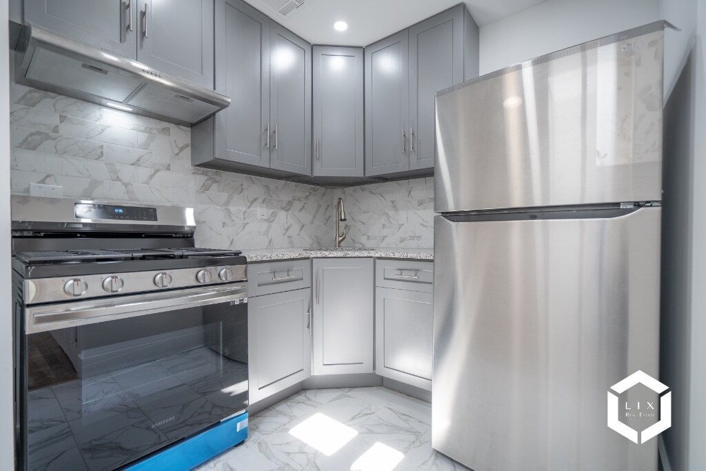 Primary Photo - Remodeled 2 Bedroom Apartment with Private...