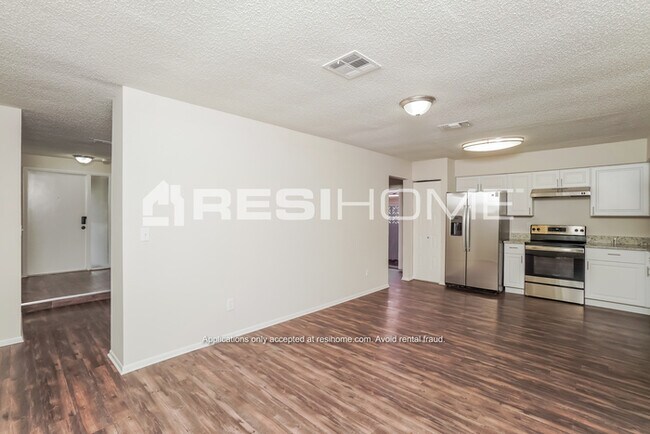 Building Photo - 1968 Radcliffe Dr E