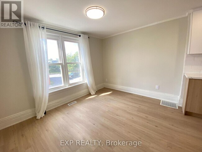 Photo du bâtiment - 32 Front St N