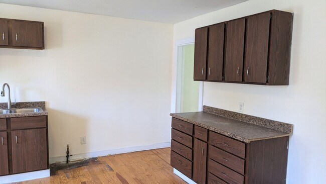 Building Photo - 1045 Kenneth- Large house with basement