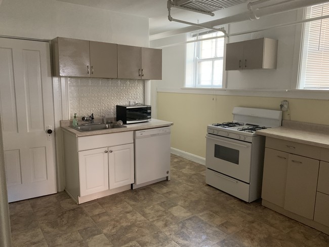 Building Photo - 559 W Fullerton Pkwy