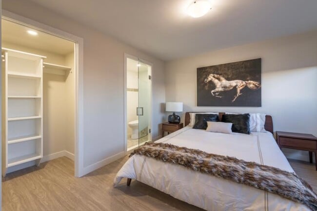 Building Photo - 5633-5633 Fenwick St