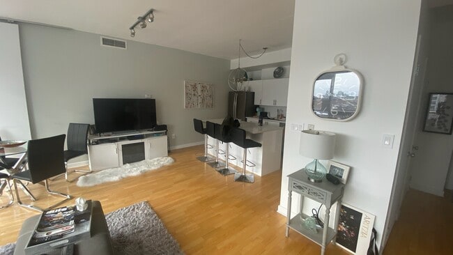 Salon donnant sur la cuisine - 180 York St