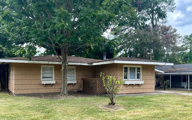 Building Photo - 2 BR/1 BATH very close to LSU!