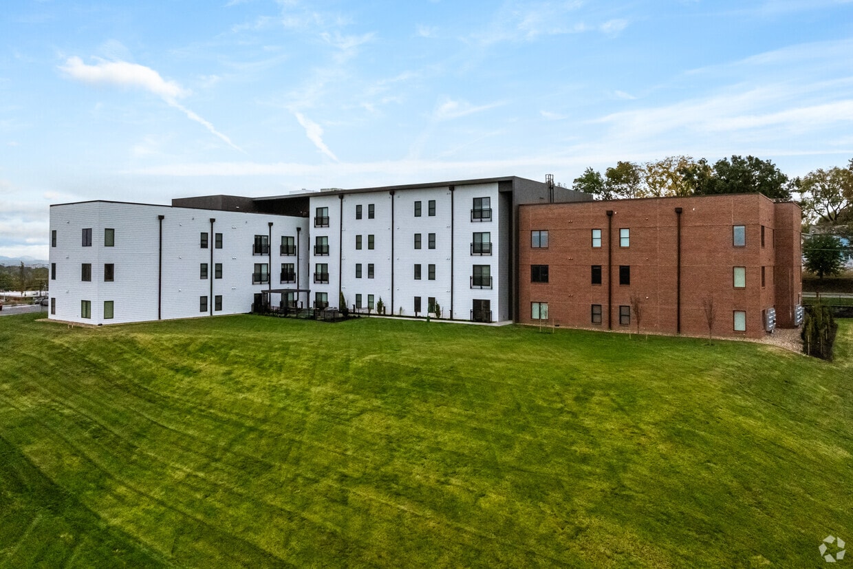Building Photo - Villa View
