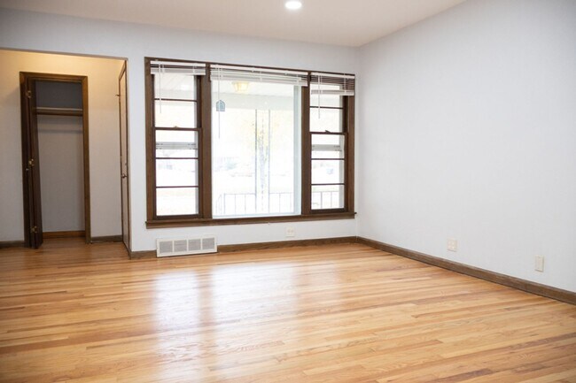 Building Photo - 1715 S Fabrique Dr