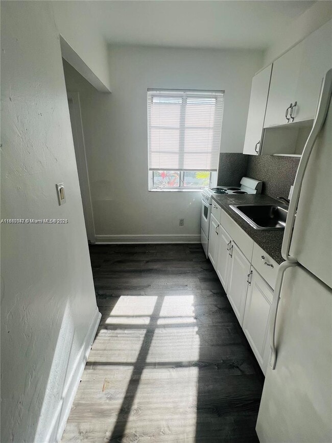 Building Photo - 840 81st St