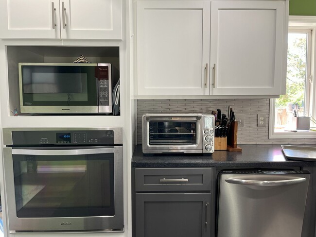 Building Photo - Stylish 3-Bedroom Home with Spacious Layou...
