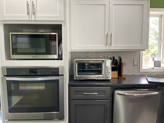 Foto del edificio - Stylish 3-Bedroom Home with Spacious Layou...