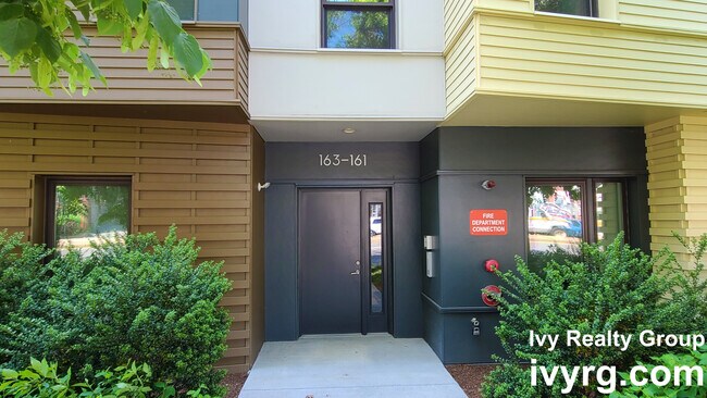 Foto del edificio - 163-161 Hyde Park Ave