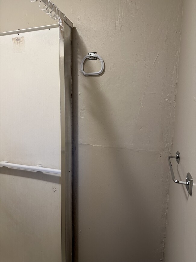 bath area - 3001 Hanna St