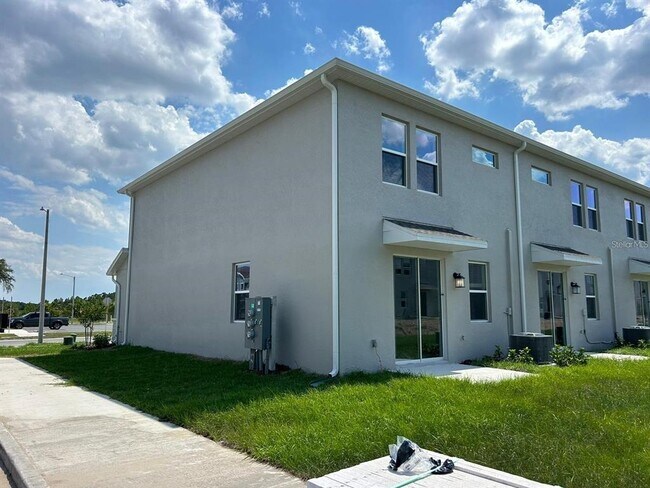 Building Photo - 3350 Laurent Lp