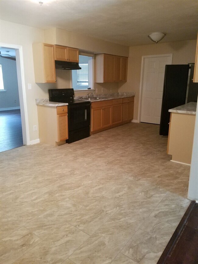 Building Photo - 5620 Westview Ln