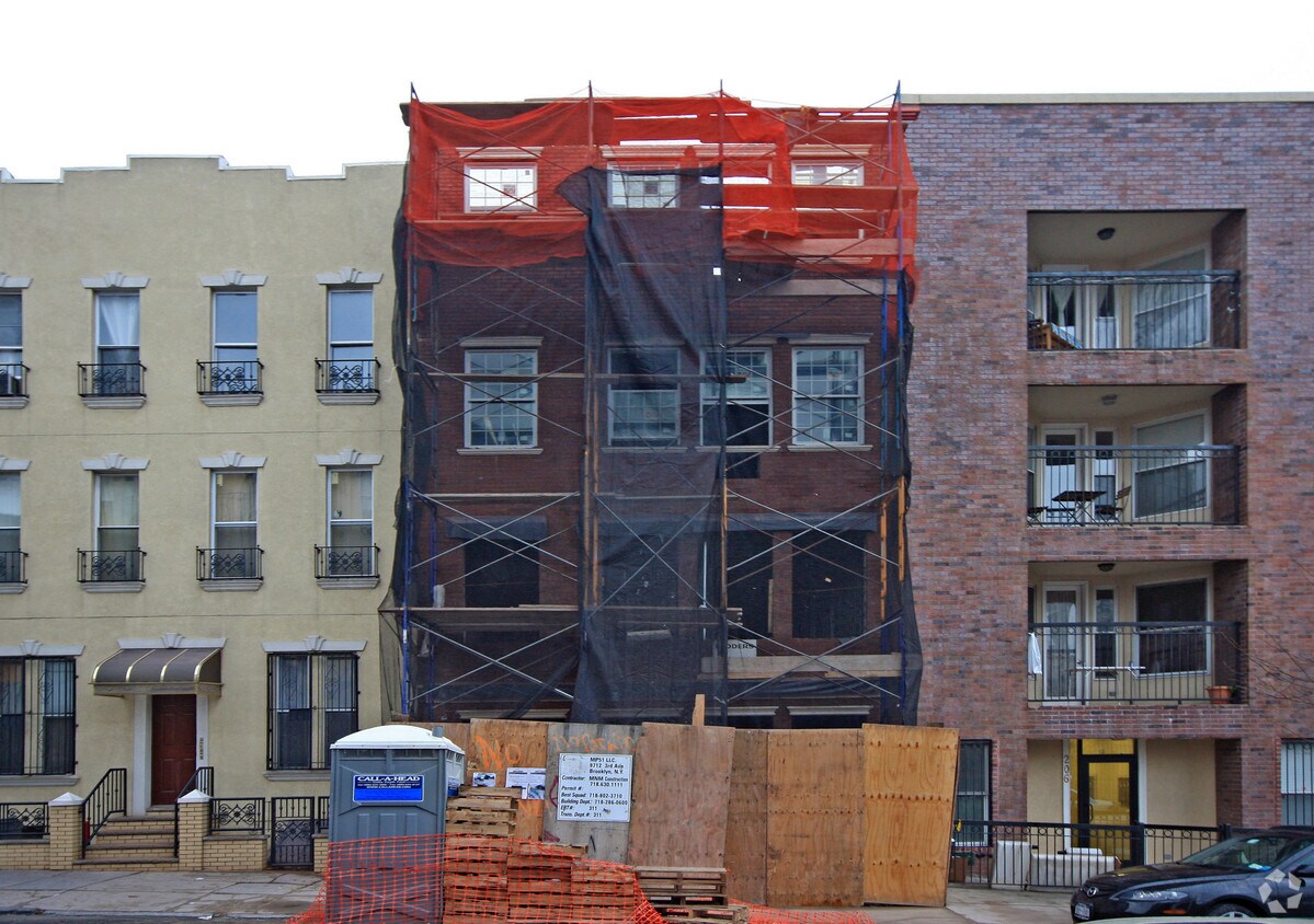 Building Photo - 208 21st St