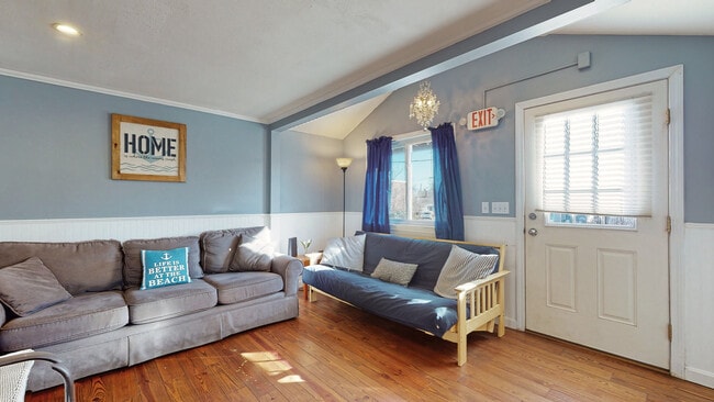 Building Photo - 64 Saco Ave