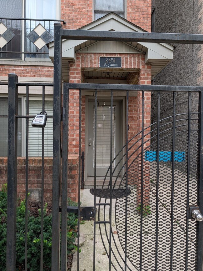 Foto del edificio - 2451 W Harrison St