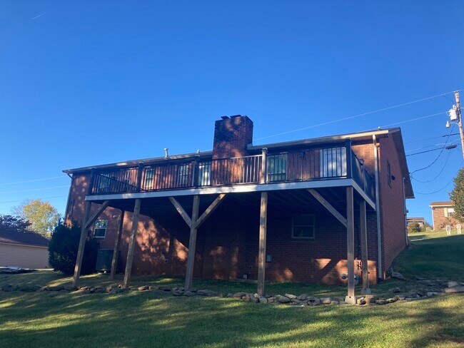 Building Photo - 490 Beechwood Cir