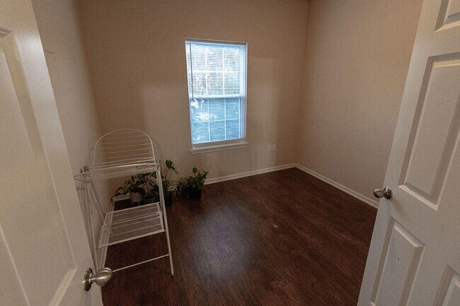 Building Photo - 1925 Center St