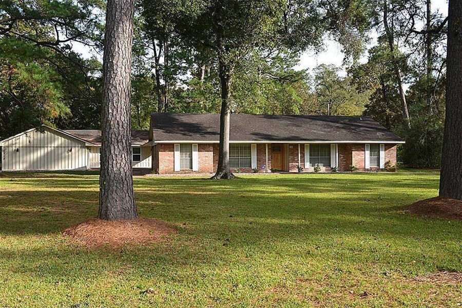 Foto principal - Kingwood Over 1 Acre & 3 Car Garage!