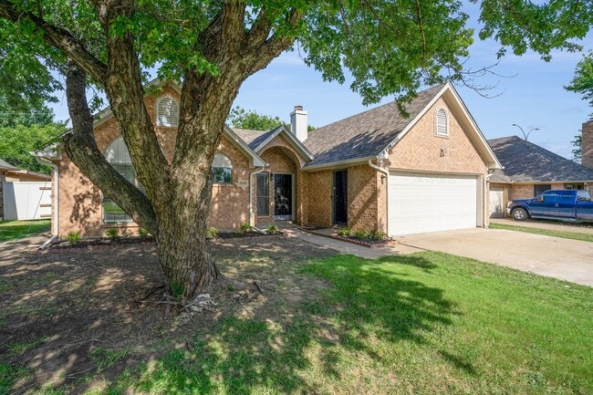 Building Photo - Beautifully Renovated Home with Modern Fea...