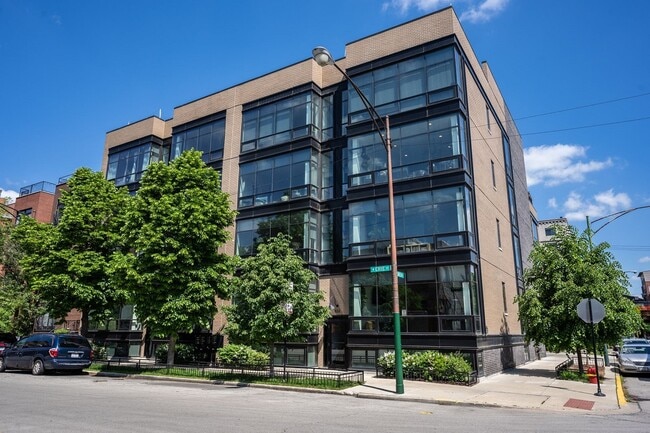 Foto del edificio - 650 N Green St