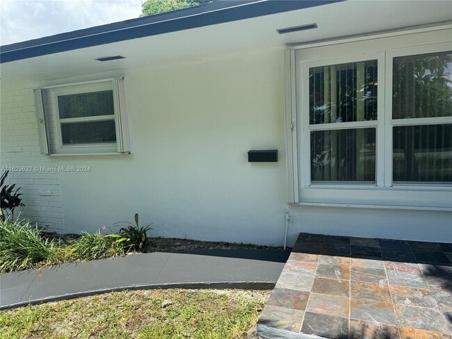 Building Photo - 17630 SW 112th Ave
