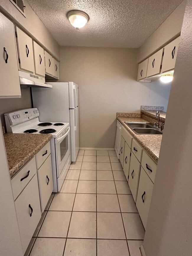 Foto del edificio - 6692 Whispering Oak Pl