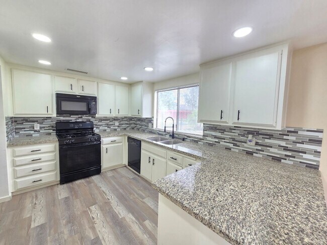 Foto del edificio - Pool Home – 3 Bed | 3 Bath | 1,625 Sq Ft