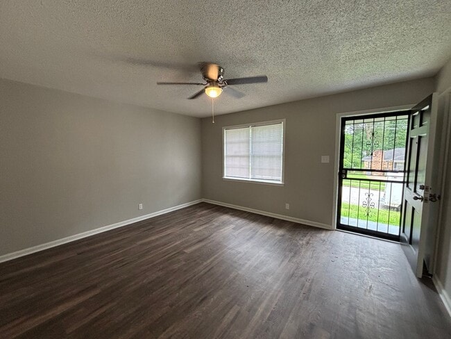 Building Photo - Welcome to this charming 3-bedroom, 1.5-ba...
