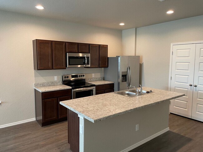 Foto del edificio - *4 Weeks Rent FREE - NO HIDDEN FEES!* Four Bed| Two Bath Home in Saint Hedwig, Tx!