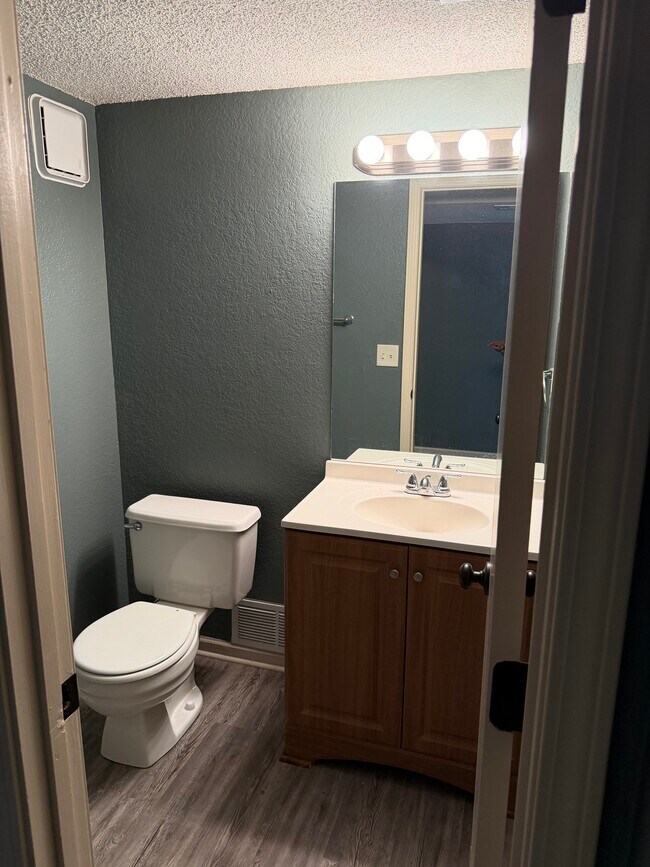 medio baño - 1203 NW 6th Terrace
