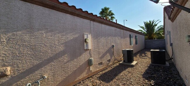 Building Photo - Silverado Ranch Single Story