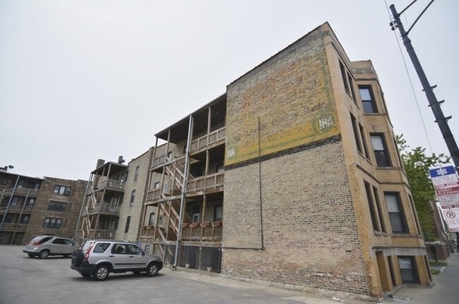 Building Photo - 3945-59 N. Janssen Ave.