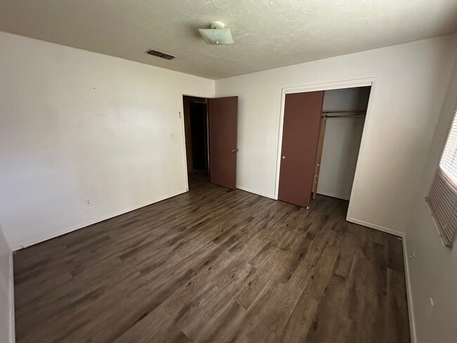 Building Photo - 515-512 12th Ave