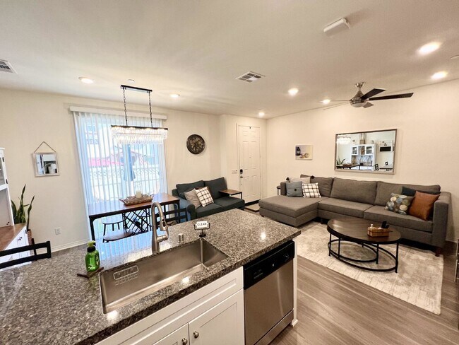 Building Photo - Stunning condo bursting with a contemporar...