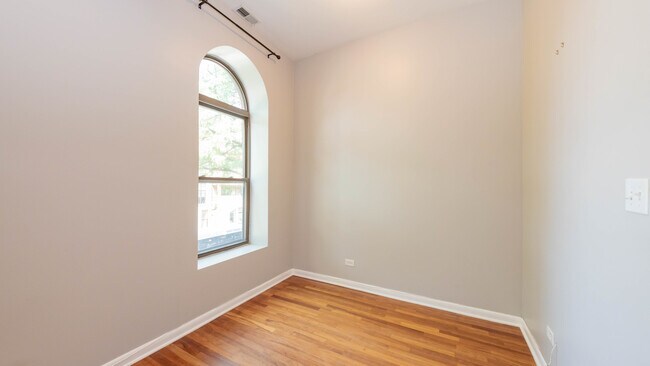 Building Photo - 847 N Damen Ave