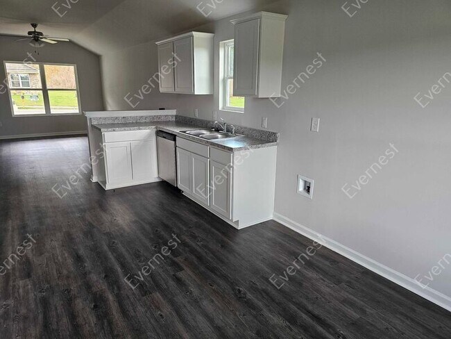 Building Photo - 215 Tiffany Ln