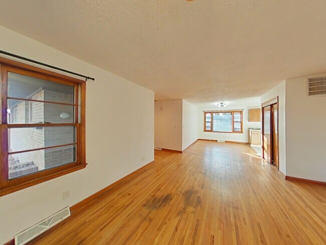 Building Photo - 735 N Valleyview St