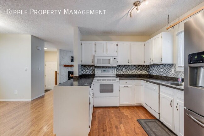 Photo du bâtiment - FANTASTIC 2 BEDS/ 1 BATH + DEN UPPER UNIT ONLY!