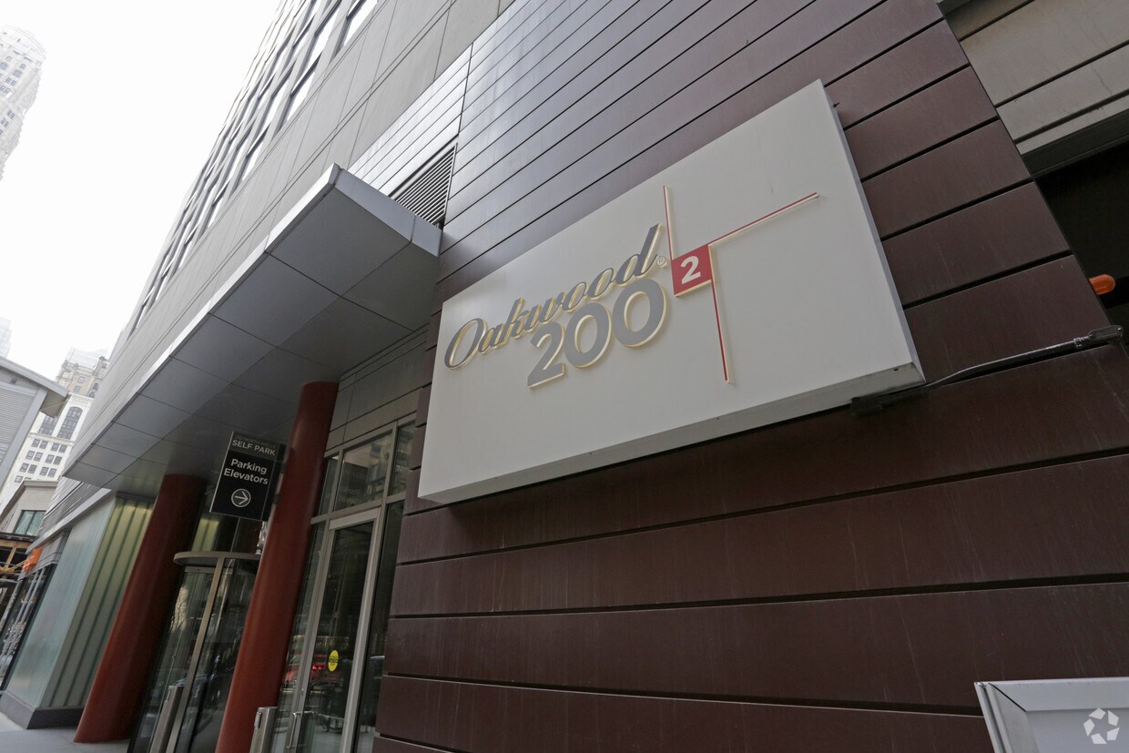 Oakwood 200 Squared Apartments Chicago, IL